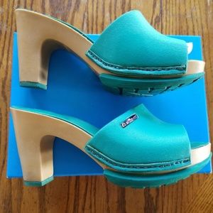 SOLD -- Cushiony clogs